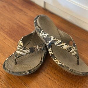 CROCS Unisex Real Tree Camouflage Flip Flop size 10 M or 12 W